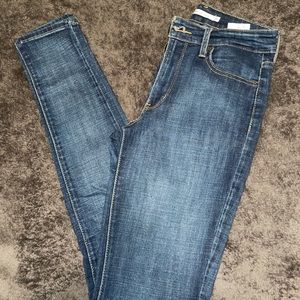 Levi 721 high rise jeans!